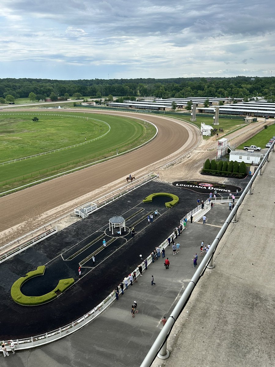 7 minutes to post until the first race of our 50th anniversary! Don’t forget to catch Hillary George Live Event Paintings And Art capturing the moment on level 3.