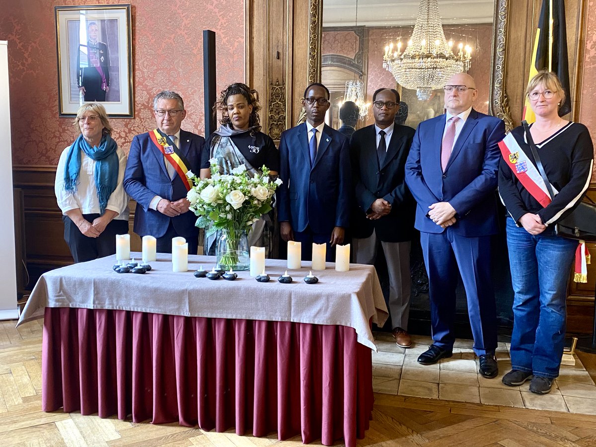 Cet après-midi, #Bruges a vécu un moment historique avec sa toute première commémoration officielle du génocide perpétré contre les Tutsi. Une marche du souvenir à travers le splendide centre historique a mené à l'hôtel de ville où une foule nombreuse s'est réunie. #Kwibuka30