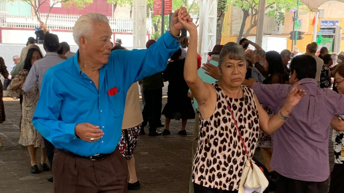 En Cuauhtémoc se baila así.💃🏾🕺 Cada fin de semana la Plaza del Danzón te espera para que disfrutes del ritmo de la Música Versátil. 🪇 📍Colonia Centro