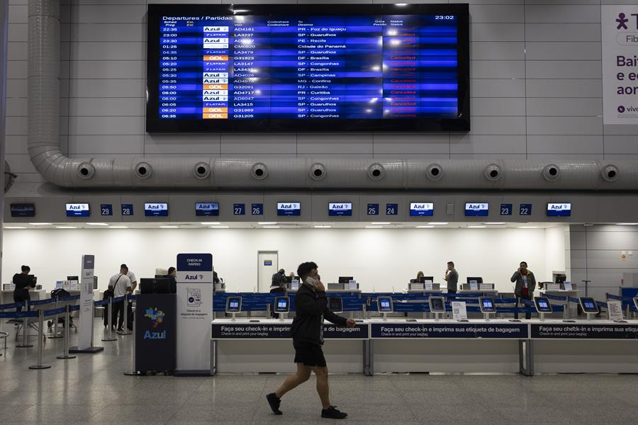#Mundo Más de 200 vuelos fueron cancelados entre el viernes y el sábado en la ciudad brasileña de Porto Alegre, al sur del país, después de que su aeropuerto cerrara debido a la inundación de parte de las pistas, informó en la tarde del sábado a EFE la concesionaria de la