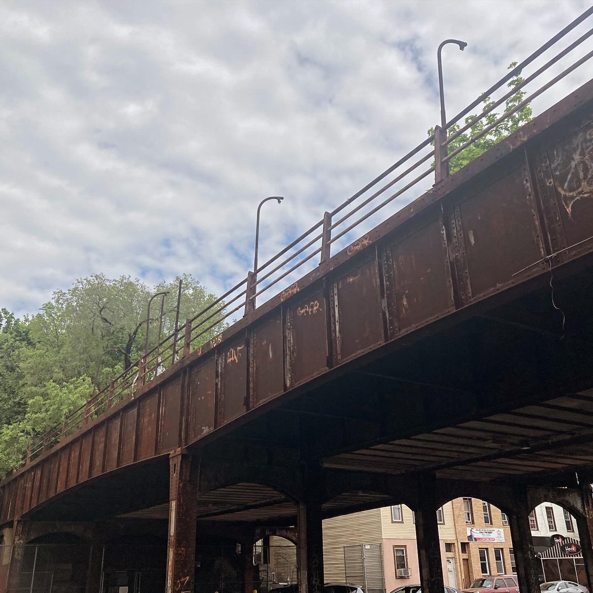 Took a #Janeswalk tour of the abandoned Rockaway Branch line which @thequeenslink is working to turn into rails & trails to connect QueensBlvd to Rockaways 🏄‍♂️ hey @mta make it happen!