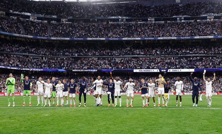 Este equipo. Este escudo. Bendita manía de hacernos felices. ¡Felicidades madridistas! La 36 ya está aquí 🤍🏆 #FansRMCF #HalaMadridYNadaMas