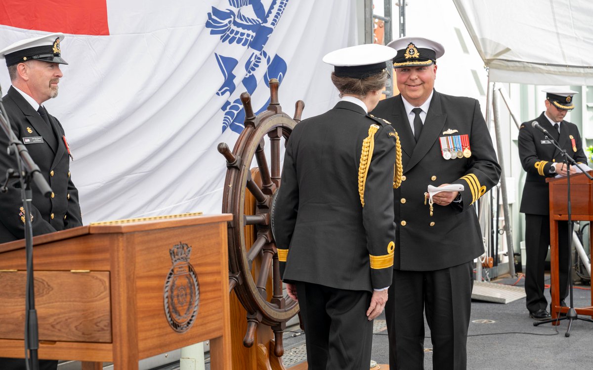 Trois acclamations pour le #NCSMMaxBernays ! Notre troisième patrouilleur arctique et hauturier a été mis en service hier à #NorthVancouver. SAR, la Princesse Royale a remis le fanion de mise en service en sa qualité de Commodore en chef, 🇨🇦 Flotte du Pacifique. #NousLaMarine