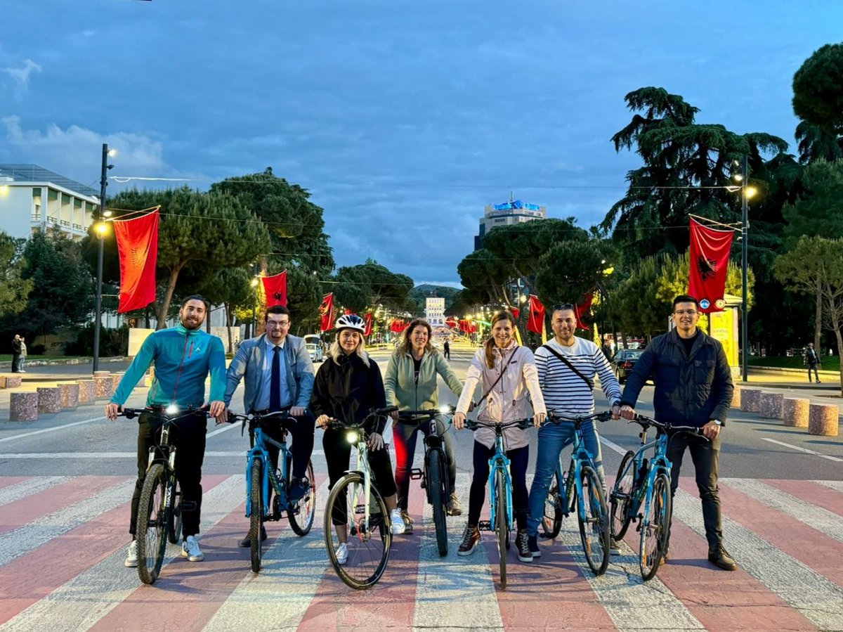 U Tirani učestvujemo na konferenciji 'The Future of Cycling in Albania'. Boravak smo iskoristili da se zajedno sa kolegama iz regiona upoznamo sa infrastrukturom i projektima za održivu urbanu mobilnost. Domaćin nam je biciklistička gradonačelnica Tirane @IPetraj