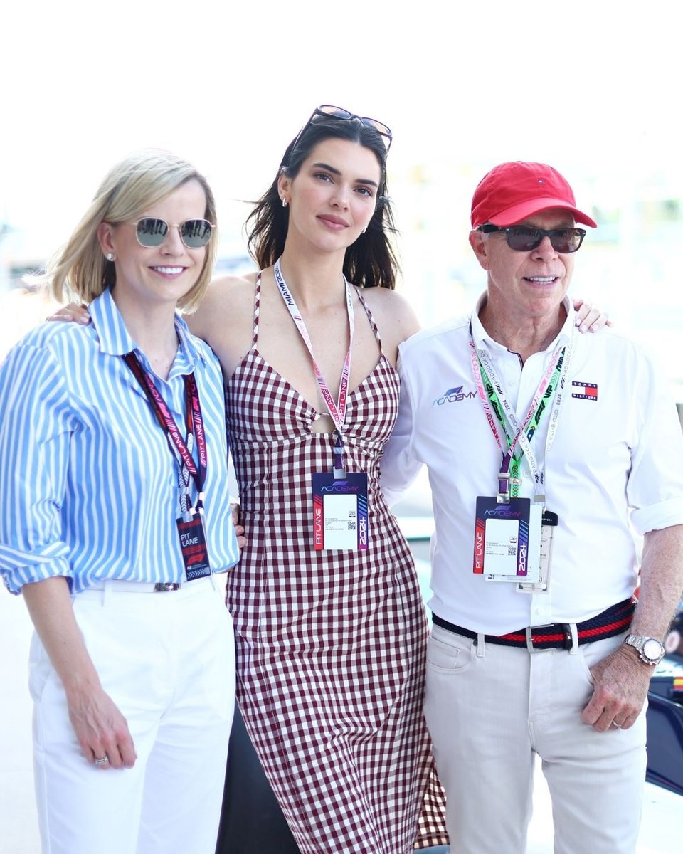 #KendallJenner, Miami'de düzenlenen bir F1 etkinliği için #TommyHilfiger pötikare desenli bir elbise tercih ederken markanın kurucusu Tommy Hilfiger ile poz veriyor.