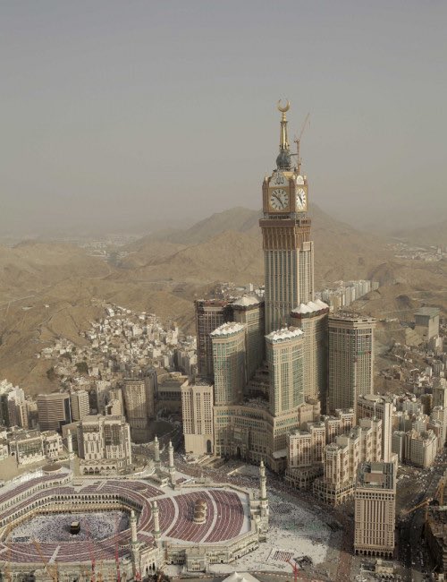 Ön koşullandırılmamış, Aklı selim kime burada “Önemli şeyleri göster” diye sorsanız Zam Zam Tower başta gelir. Kabe sıralamaya giremez. Bir şartla, ortamda insan olmayacak. Konu çoktan kapanmış. Kabe, kapitalizmin reklam yüzü olmuş. Git gel “kara taşı” yala! Ellah-u…