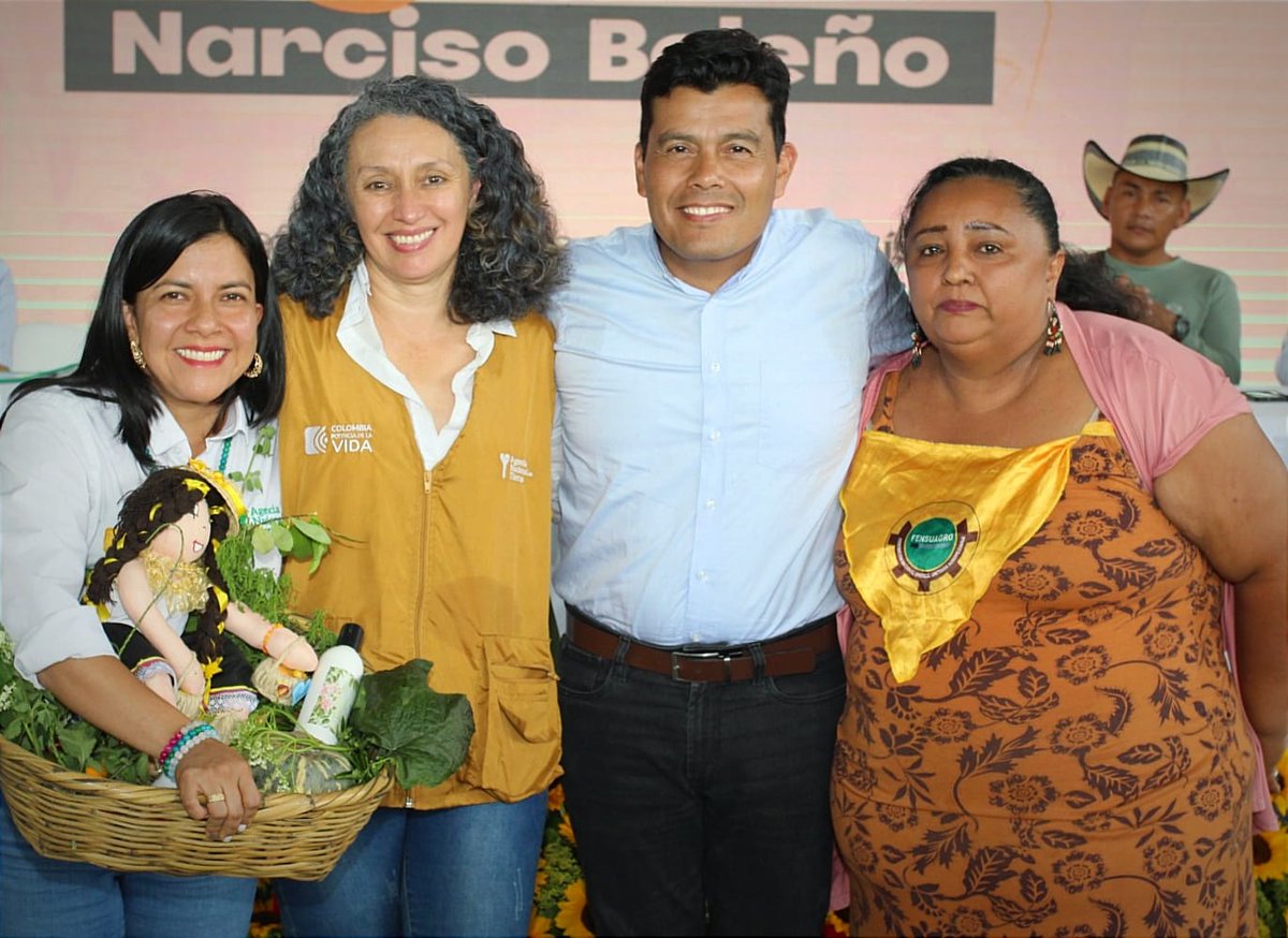 UsolidariaCo's tweet image. #Cauca | Con actos simbólicos finalizó la entrega de tierras en #Corinto, la cual inició con la bolsa que representa la tierra y que pasa de manos del gobierno, hacia el campesinado como símbolo de reparación y de saldar deudas históricas del conflicto en el territorio. 🧵