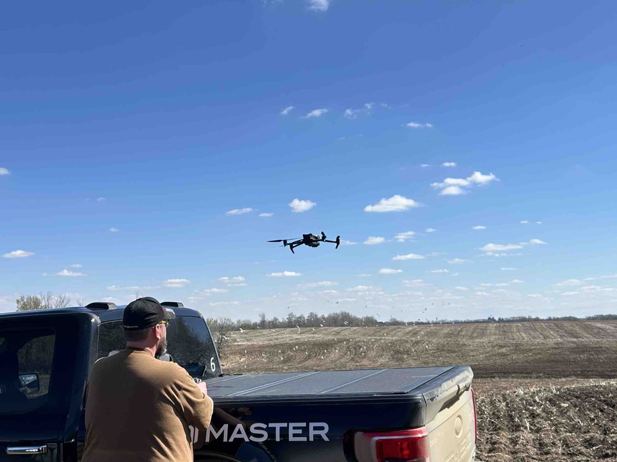 Beautiful day to demo a SeedMaster 6012 with UltraPro II 360 on-frame and Nova 520 just South West of Stoney Plain. 880 bushels total capacity! Wheat going in. Looking forward to #FastUniformEmergence