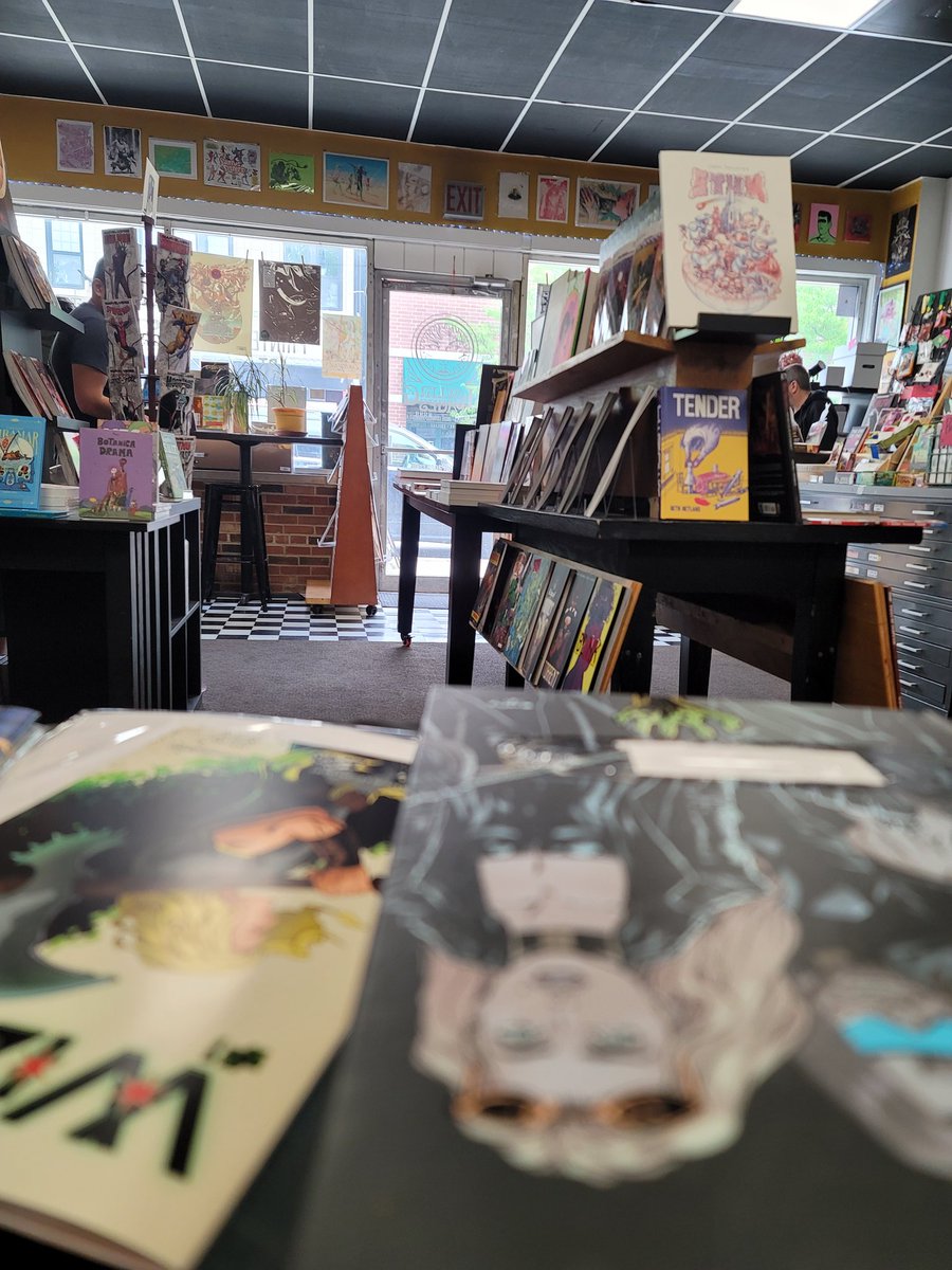 Having a great day at @HowlingPagesChi for FCBD @A__Breen from @ComicBookYeti dropped by!