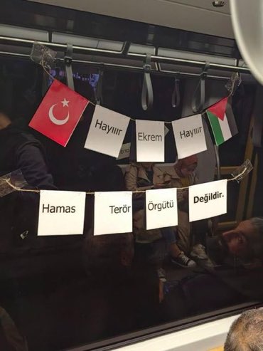 Bir grup genç, İstanbul'un tüm metrolarına Filistin direnişine destek için afişler astı. 'Hayır Ekrem Hayır, Hamas Terör Örgütü Değildir.' 'Hamas'a Selam Direnişe Devam.' 'Ümit, Starbucks'a gitme.' Rabbim cesaretinizi,mücadelenizi mükafatlandırsın gençler.. 👏🇵🇸
