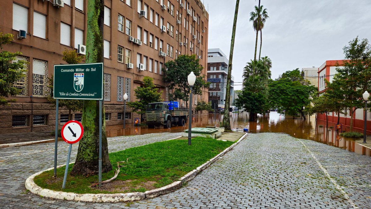 Porto Alegre: água subiu mais um pouco na Praça Pe. Thomé. 📍CMS