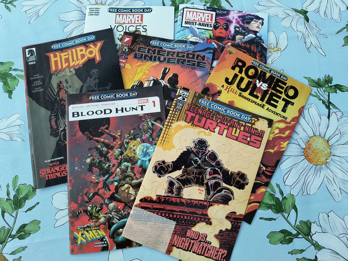 My #FCBD pickups today... I bought the first 2 Sandman volumes & 3 Umbrella Academy books, as well as Lore Olympus vol 1. Free comics will be going to the Comic Book Guide King @vinwriteswords 👑 (sadly, he can't get where he lives) #Bloodhunt #TMNT #Hellboy #FreeComicBookDay