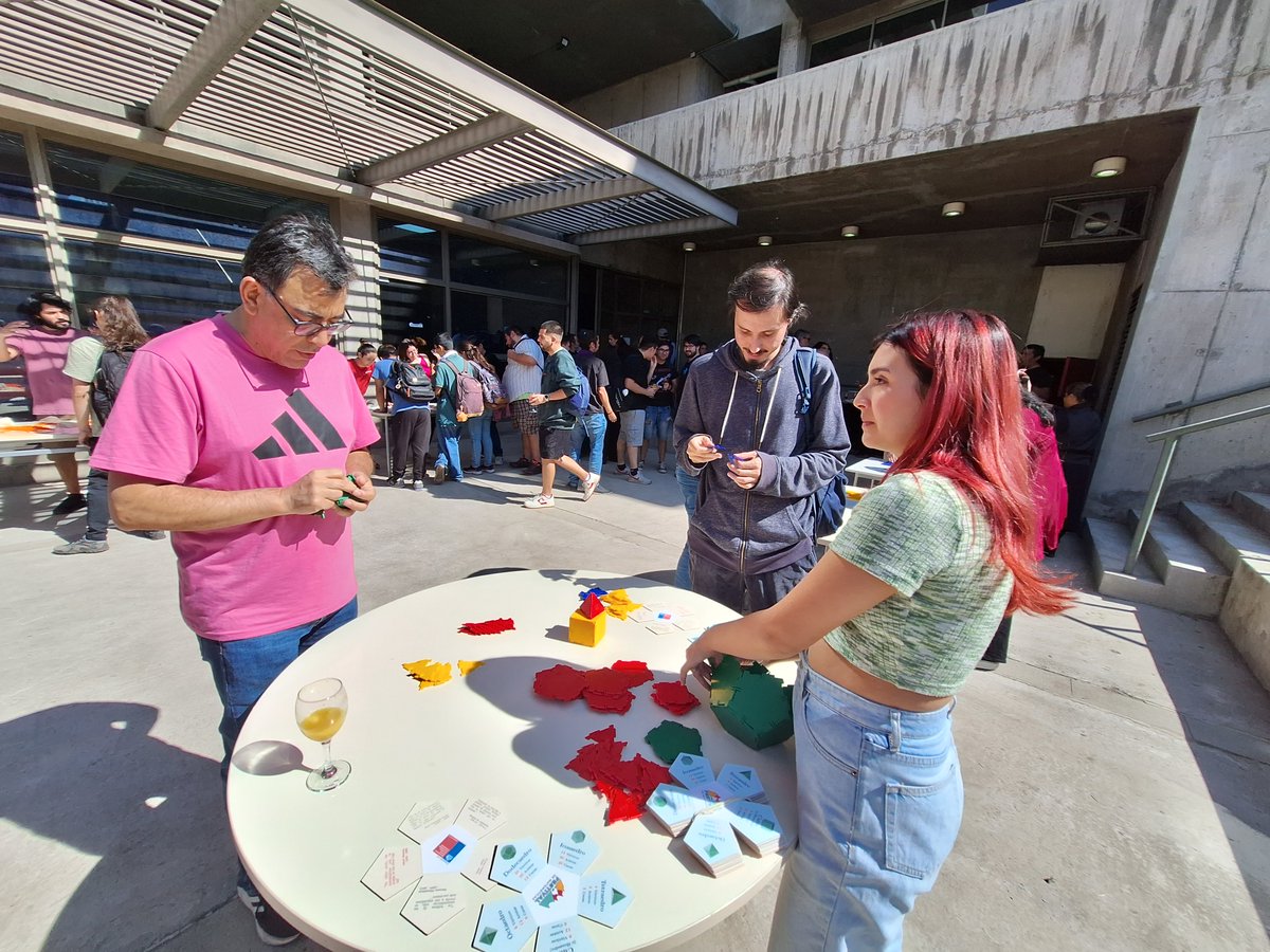 Facultad de Ciencia se plegó a la Primera Semana Nacional de la Matemática. Estudiantes y académicos/as participaron de un conversatorio, una charla y una lúdica muestra del Festival de Matemática. fciencia.usach.cl/noticias/facul…