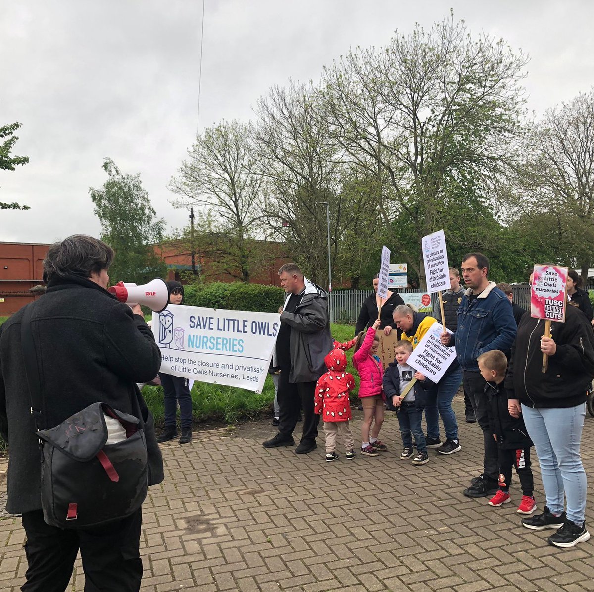 ✊✊✊We joined the latest Save Little Owls nurseries rally and march in Hunslet this morning 👉👉👉Check out our report of the previous demonstration in Gipton from the Socialist - socialistparty.org.uk/articles/12380… #savelittleowls #saveournurseries #leeds #hunslet #stopthecuts