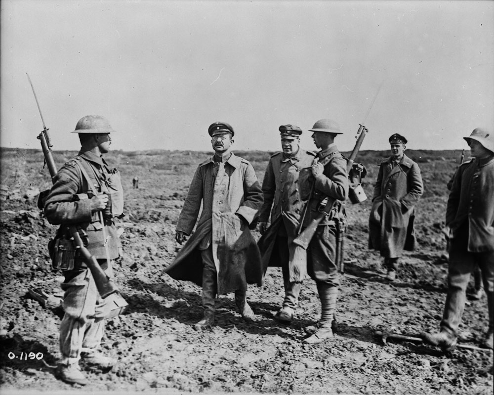 Bringing in German officers. - Vimy Ridge. April 1917
#VimyRidge

amzn.to/44s5p8Q