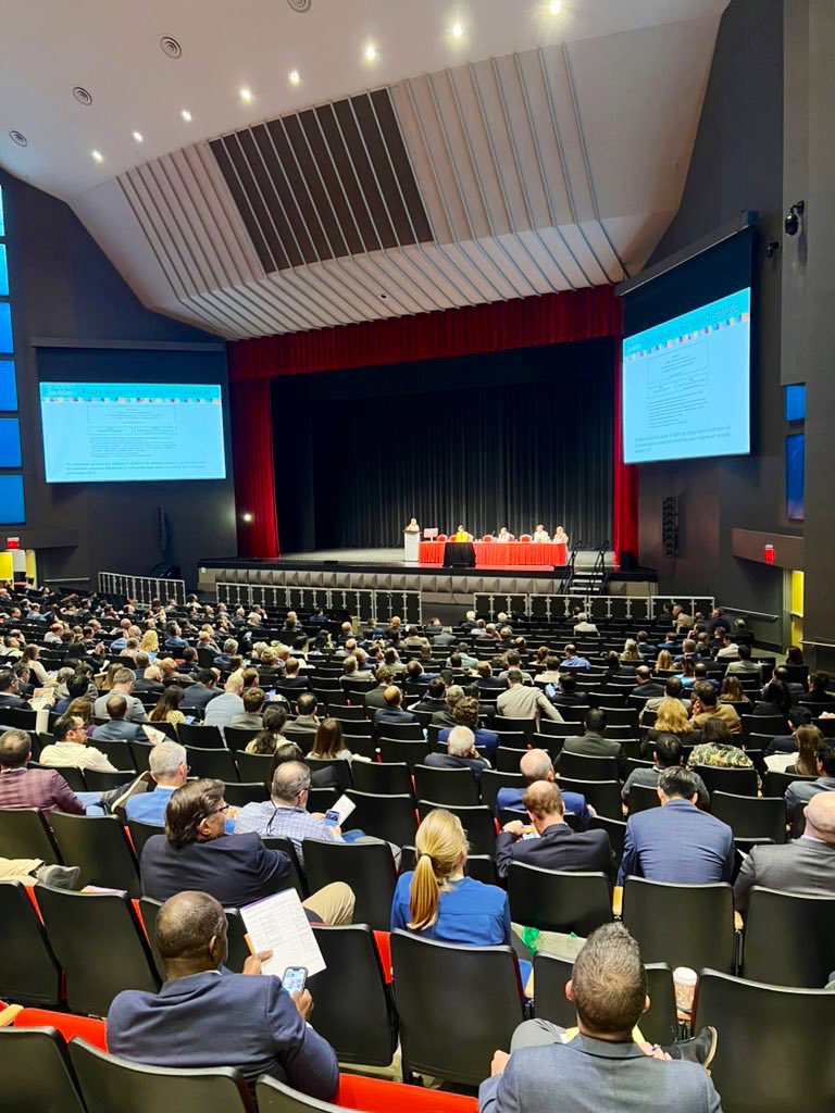 A full house at the Lila Cockrell Theater during today’s @UroOnc programming kickoff as @l_ballas shares the future of radiation therapy for localized and oligometastatic #RCC #AUA24 #WUO @AmerUrological