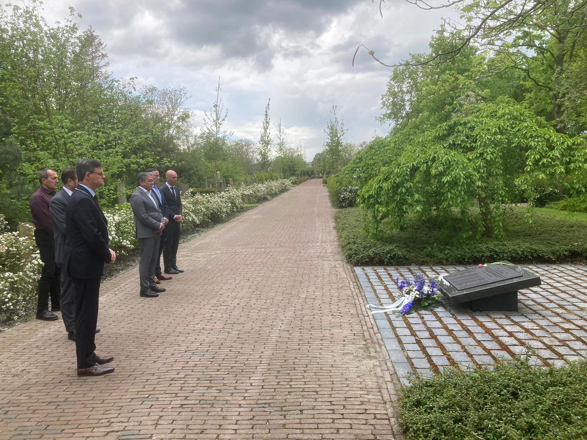 𝘿𝙤𝙙𝙚𝙣𝙝𝙚𝙧𝙙𝙚𝙣𝙠𝙞𝙣𝙜 💐 Vandaag vond de jaarlijkse Dodenherdenking plaats op de Noorderbegraafplaats. In de middag voorafgaand aan de herdenking legde het college van B&W bloemen bij de verschillende oorlogsmonumenten op de begraafplaats.