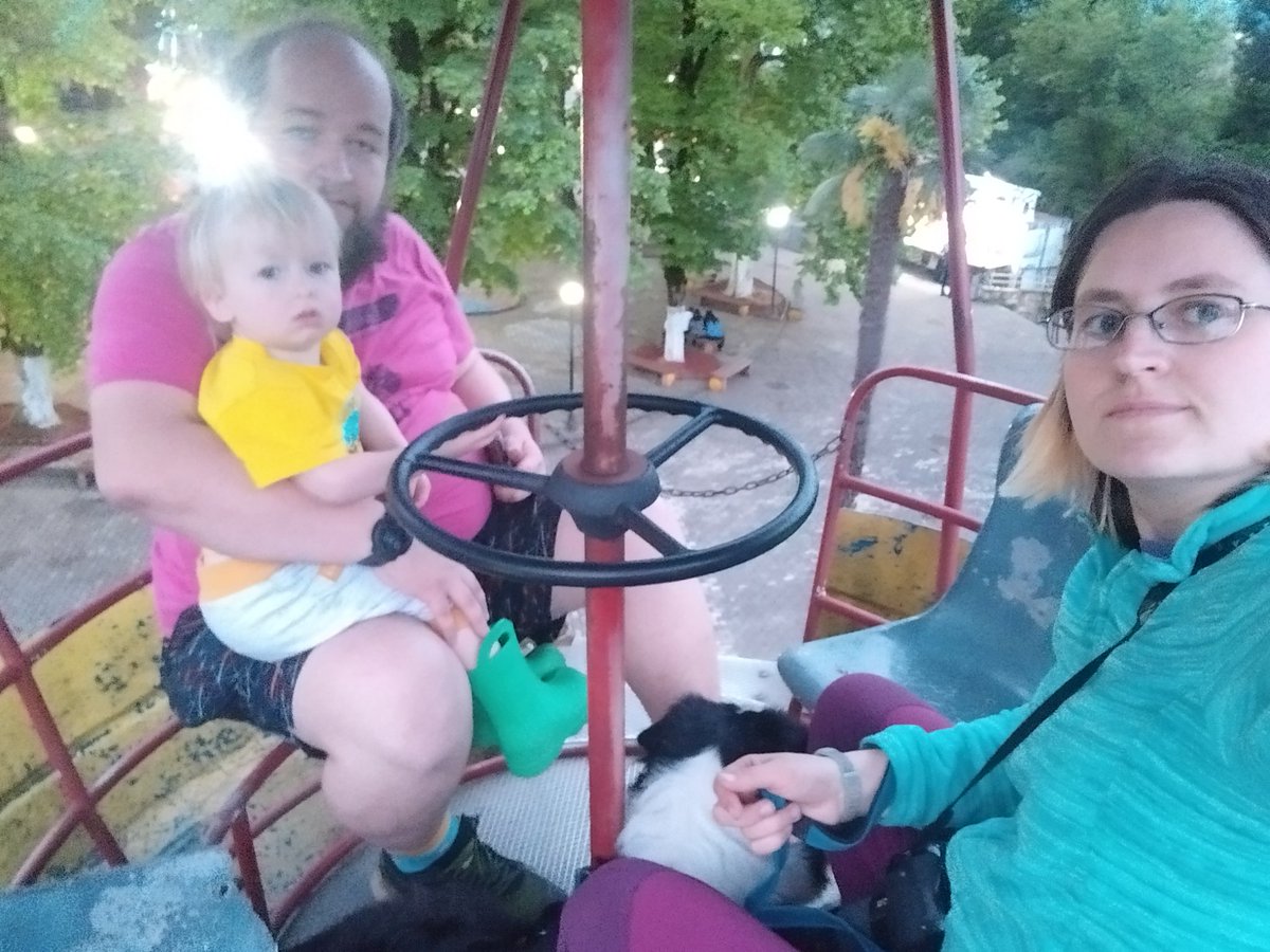 Собака охреневает от ебанутости хозяев, которые засунули ее на колесо обозрения 
Ребенок тоже немножко в шоке, хотя сам просил

P.S. все живы-здоровы)