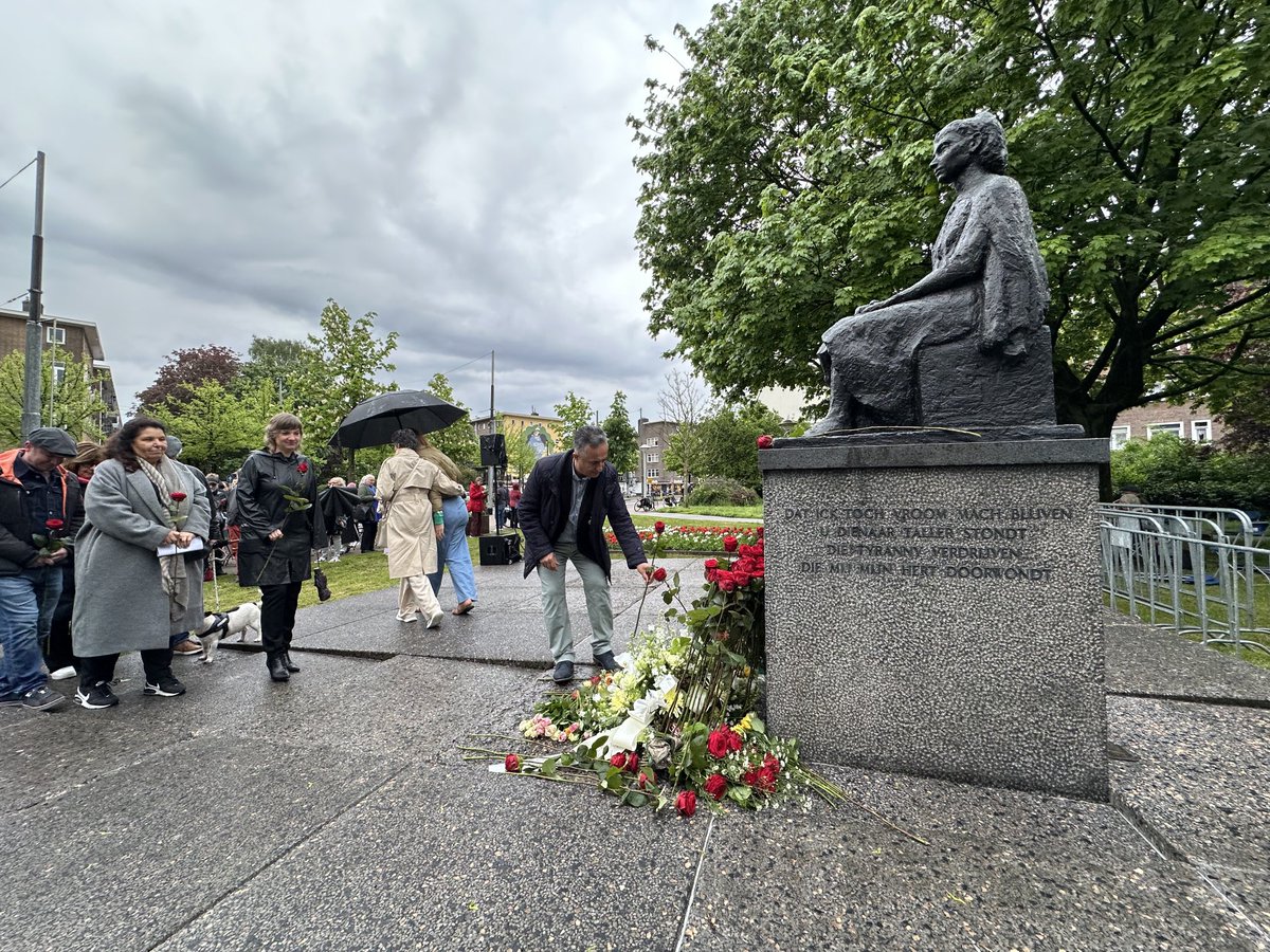 Samen met de vrijwilligers van Stichting Burgerhart Amsterdam hebben we vandaag in Bos en Lommer Amsterdam de oorlogsslachtoffers van 4 mei herdacht. Een ontroerend moment van stilte en een toespraak over het belang van vrijheid.We legden bloemen en anjers bij de herdenkingsplek.