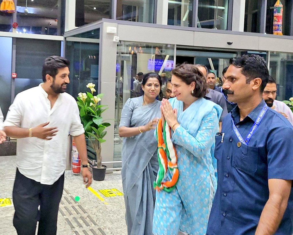 Two Congress Leaders in One Frame; Personally liked this Photo..

Future MP of #ChikkaballaPura.!?— OUR POST POLL IS COMING SOON..

#LoksabhaElections2024 
#RakshaRamaiah