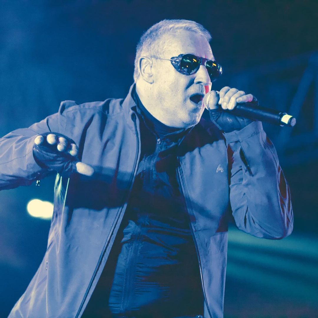 El adiós de Front 242 en la CDMX fue un show intenso, en el que el EBM y el industrial sonaron intensísimo! En el último show en la CDMX, el proyecto liderado por Jean-Luc De Meyer nos dejó asombrados con su energía. Acá nuestra reseña👉   buff.ly/3UqABkb