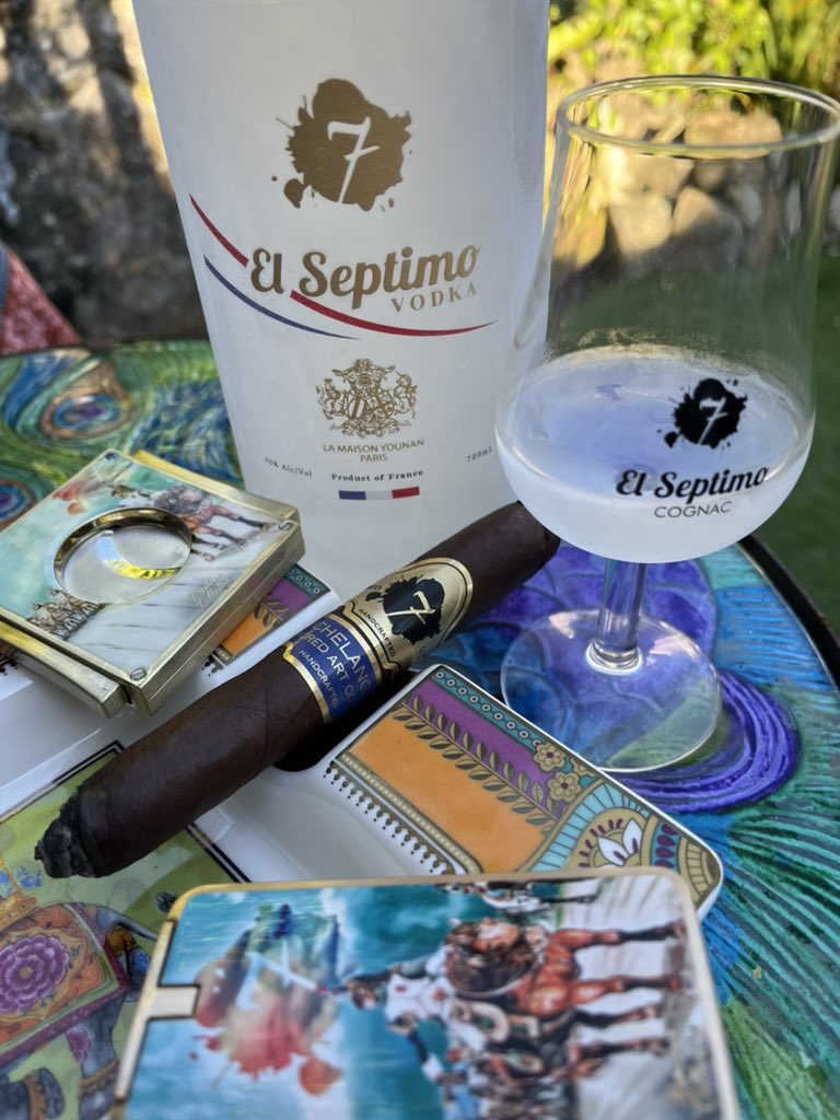El Septimo Sacred Arts Michelangelo and El Septimo Vodka. If you haven’t tried the El Septimo Vodka you are missing out it’s the smoothest sipping vodka in the world. #elseptimoceo #elseptimocigars #elseptimo #elseptimovodka #cigarandvodka #premiumvodka #bestofthebest