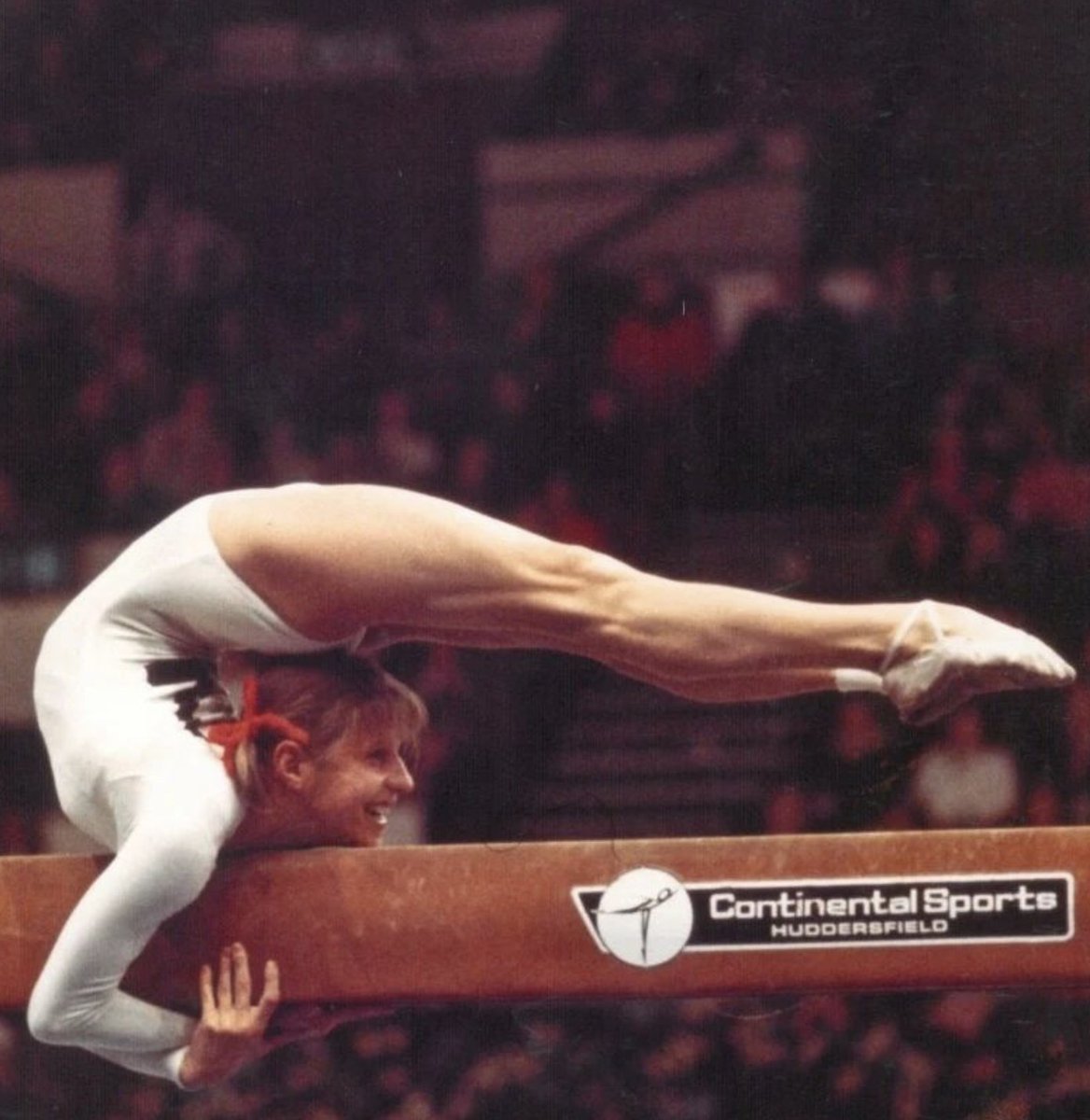 8️⃣4️⃣ “Minskli Serçe” Sovyetler Birliği cimnastik takımı adına yarışan Olga Korbut, 1972 Münih Olimpiyat Oyunları’na damga vuran isimler arasındaydı. 17 yaşındaki sporcu; denge aleti, yer egzersizi ve takım yarışmalarında kazandığı üç altın madalyanın yanına bir de asimetrik…