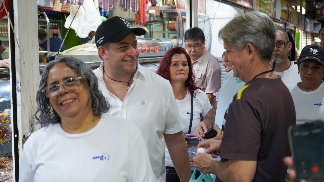 duquegustavoS's tweet photo. Hoy recorrimos el mercado, a cielo abierto, de Los Palos Grandes. Tuvimos la oportunidad de saludar a vecinos, visitantes y comerciantes.

¡Es un espacio que une a la ciudad cada sábado! Bien surtido con una gran variedad de víveres y deliciosas opciones para comer en familia. https://t.co/7KReeu0PX0