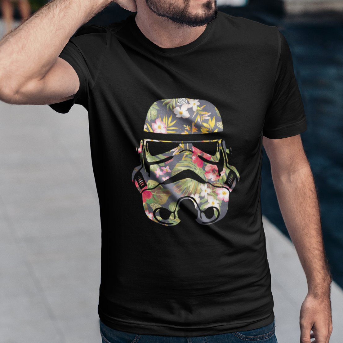 shopsuperstargt's tweet image. 👾 ¿Quién dijo que los Stormtroopers no pueden ser estilosos? Rompe moldes con nuestra playera de Stormtrooper floral, perfecta para patrullar la galaxia con un toque fresco y divertido. #StormtrooperStyle #FloralForce