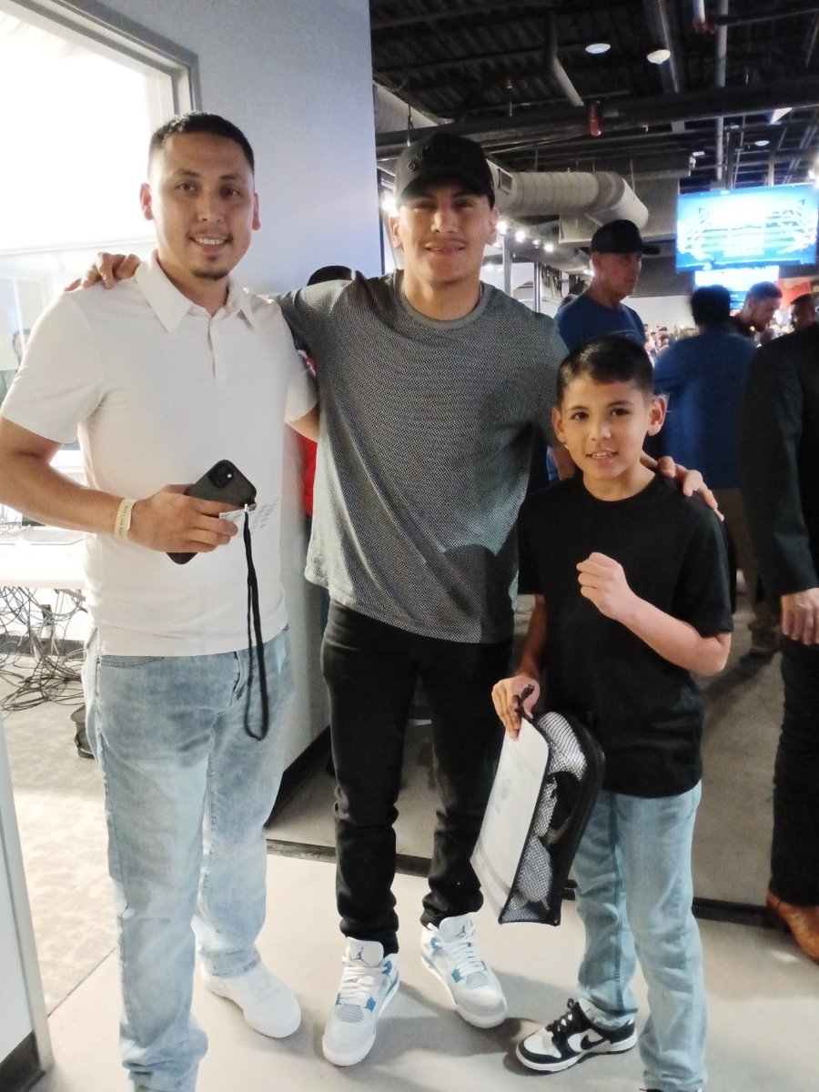 Thank you @VergilOrtiz for being the best example and inspiration for future generations of Boxers. We appreciate you. You made Isaac's day @Mariomarti38377 

We look forward to your next fight. 
#TeamOrtiz 🥊🥊💯
#TeamMartinez🥊🥊💯