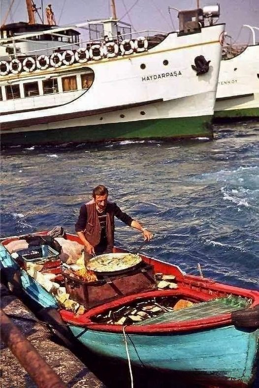 Balık ekmek/Fish sandwich offered from a boat, İstanbul, 1977