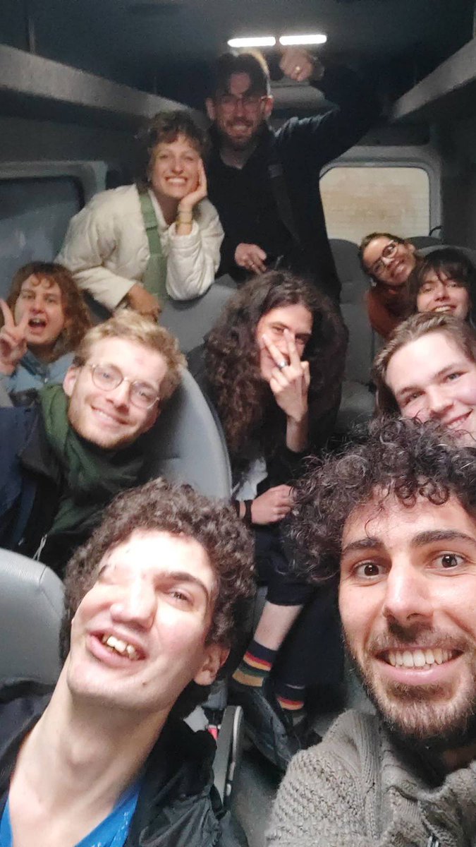 Relieved by the release of <a href="/FYEG/">Young European Greens</a> colleagues, including Co-spoke <a href="/seanpwcurrie/">Sean Currie</a> and SG <a href="/cinta_gsentis/">🌻Cinta González Sentís</a> tonight. However, it's unacceptable to detain for one day peaceful activists for unrolling a banner in the EP. We expect clarifications from <a href="/Europarl_EN/">European Parliament</a> and <a href="/zpz_polbru/">PolBru</a> .