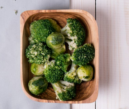 KristenJakobitz's tweet image. One of the best ways to balance estrogen levels naturally? Eat veggies in the cruciferous family. These include broccoli, cauliflower, Brussels sprouts, cabbage, kale, and bok choy. #EstrogenDominance
#WomensHealth #menopause