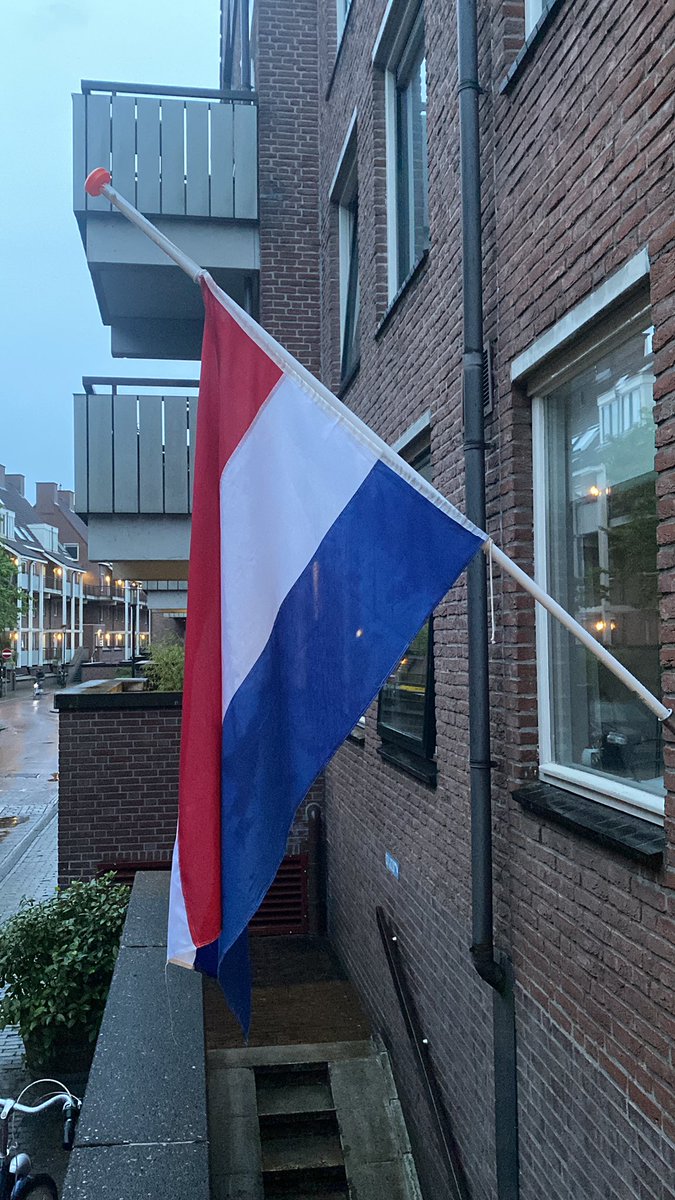 Ik herdenk en besef dat de vrijheid waarin we leven niet vanzelf is gekomen. Mensen hebben zich hier hard voor ingezet en doen dit nog steeds. “Belangrijk dat we hierover vertellen, thuis en op school.” 

Opdat wij niet vergeten! 🕊️