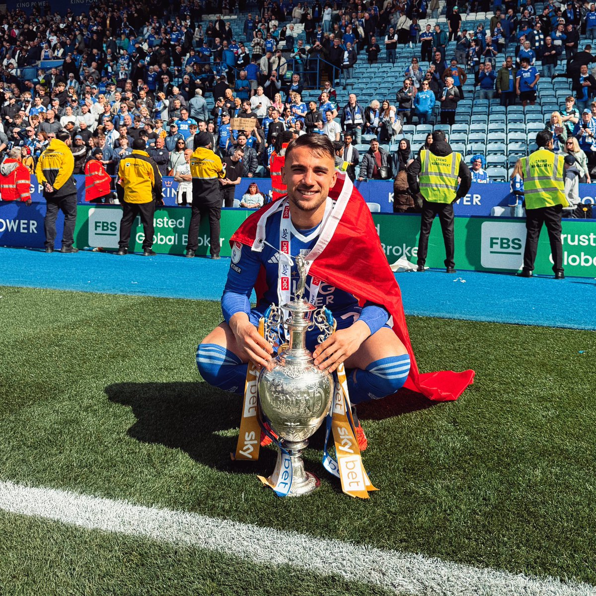 🇹🇷 Leicester City'de oynayan her Türk kupa sevinci yaşadı 🦊 Muzzy İzzet 🏆🏆 Lig Kupası (96/97, 99/2000) 🧱 Çağlar Söyüncü 🏆 FA Cup (20/21) 🏆 Community Shield (21/22) 🎩 Cengiz Ünder 🏆 FA Cup (20/21) 🐬 Yunus Akgün 🆕 🏆 Championship (23/24) AYAĞIMIZ UĞURLU GELİYOR