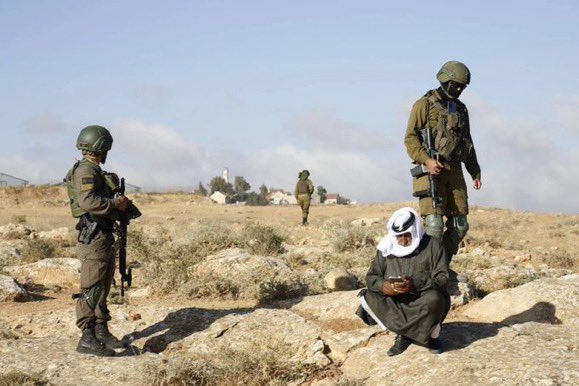 Ce matin, des soldats colons ont expulsé de force des bergers palestiniens de leurs champs de blé privés et arrêté l'un d'entre eux. Et tout le monde s’en fout.