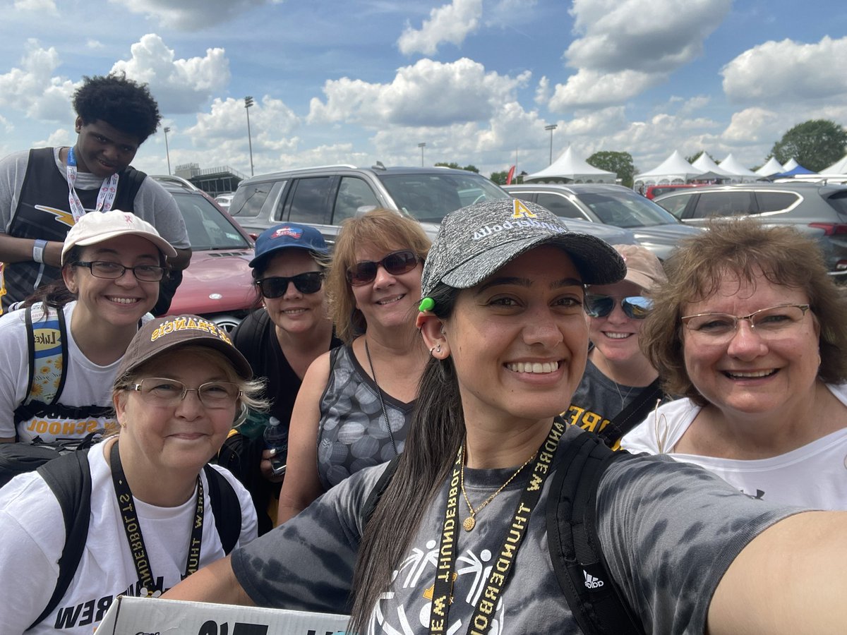 miss_shalashVJA's tweet image. Bringing home some bling after todays regional track meet! ☀️🏆🥇 #SpringGames #CoolSchool #BoltUp 
@AndrewHS_d230 @CHSD230