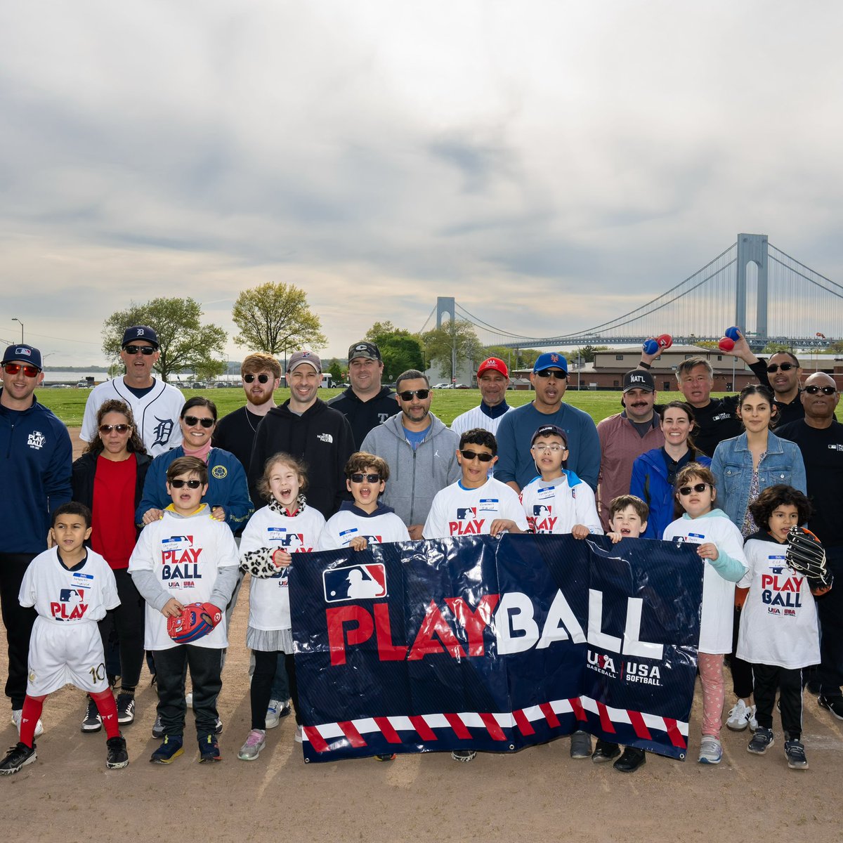 PLAY BALL hosted a special event at Fort Hamilton to celebrate Military Appreciation Month 🇺🇸 🫡 ‼️ MLB Youth Ambassador @justintimebase1 and former Major Leaguers helped as assistant coaches!