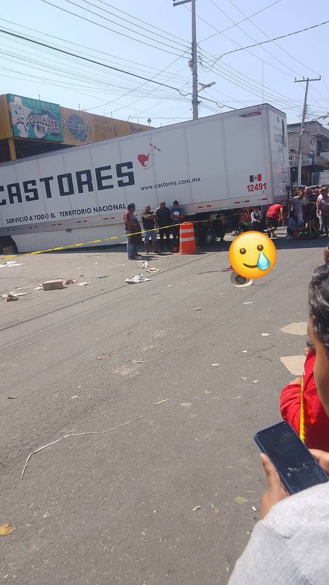 Dos de sujetos que llegaron en moto al interior de la central de abastos, ejecutaron a “El Camarón”,  comerciante de aguacate. Los sicarios lograron huir. La policía municipal resguarda el lugar.