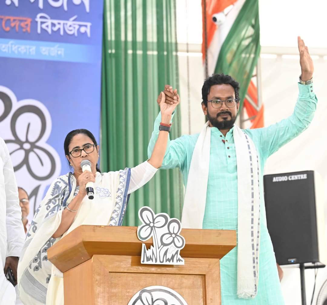 নিশ্চিন্তে ভোট দিন, জোড়াফুলে ভোট দিন 

আগামীতে উন্নত দেশ গড়ার চালিকা শক্তি হবে বাংলাই। তাই @AITCofficial  ভোট দিন।

@narendramodi সরকারের অবহেলা ও বঞ্চনার খতিয়ান তুলে ধরে তৃণমূল কংগ্রেসকে ভোট দেওয়ার আবেদন জানালেন মাননীয়া @MamataOfficial  

#Vote4TMC #KhelaHobe