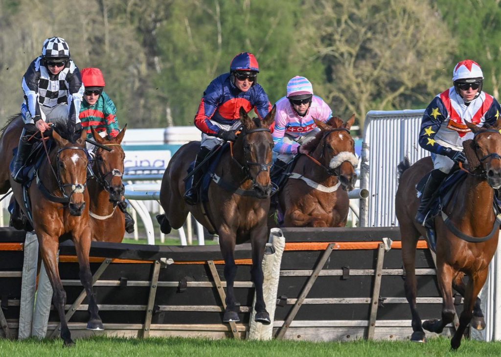 𝙎𝙃𝙀𝙉𝙂𝘼𝙄 𝙀𝙉𝙆𝙄 wins easily at @UttoxeterRaces this evening under a fantastic ride by Alex Chadwick for trainer Dr Richard Newland & Jamie Insole @UrloxheyStables. Congratulations to all of his owners 🏆👏🏻 #DevaRacing