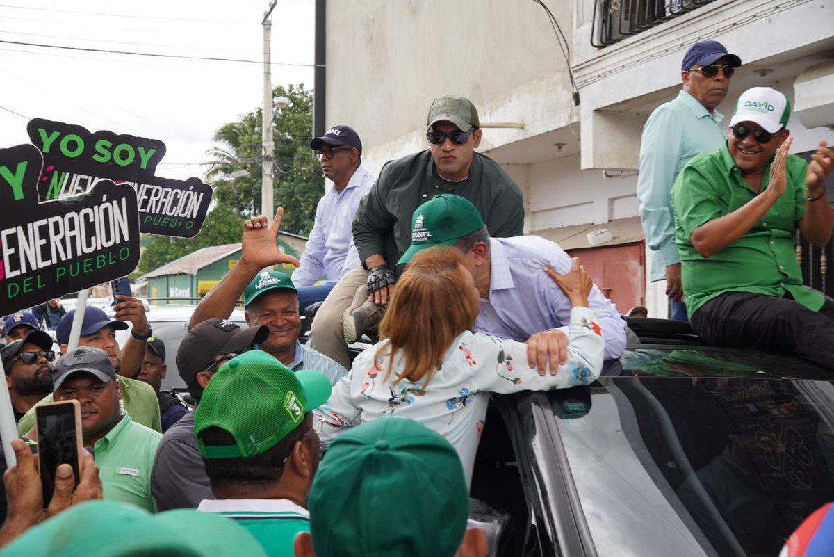 #FPComunica | La exsenadora Sonia Mateo, salió de su casa para saludar a Leonel mientras pasa con su #CaravanaFP de #LeonelEnElCibao. #Vota3 por la #FuerzaDelPueblo.