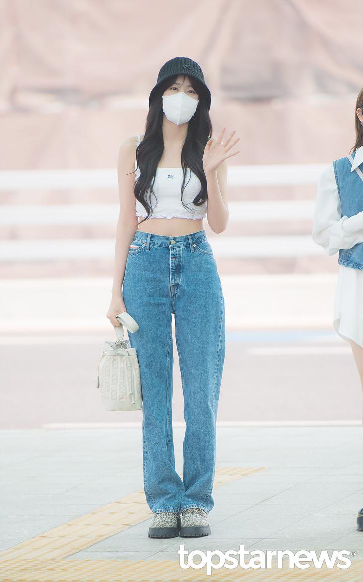 #스테이씨 #STAYC #윤 #ユン #Yoon #자윤 #심자윤 

yoon is tall, but like wonyoung, she looks way taller because of her slim and long thighs and legs   

anything would look good if you have a body of a model
