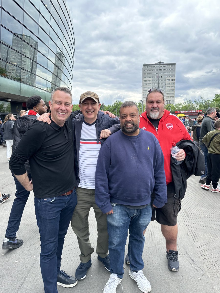 dan_afc's tweet image. Tourists with the absolute GUNVORS #ClockEnd boys ⁦@everymatchboy⁩ #Dimi #AlbertKnows #TheArsenal