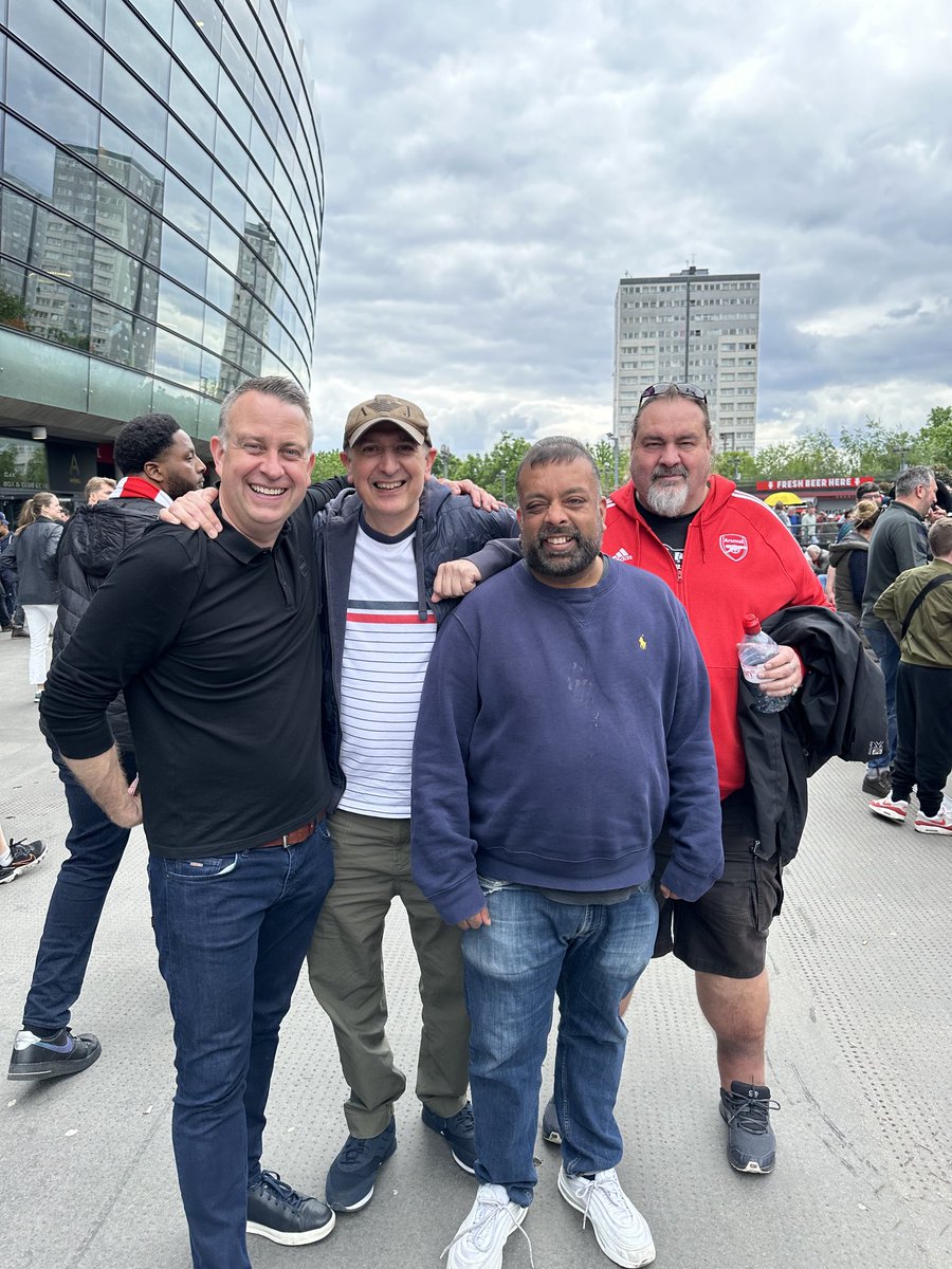 Tourists with the absolute GUNVORS #ClockEnd boys ⁦@everymatchboy⁩ #Dimi #AlbertKnows #TheArsenal