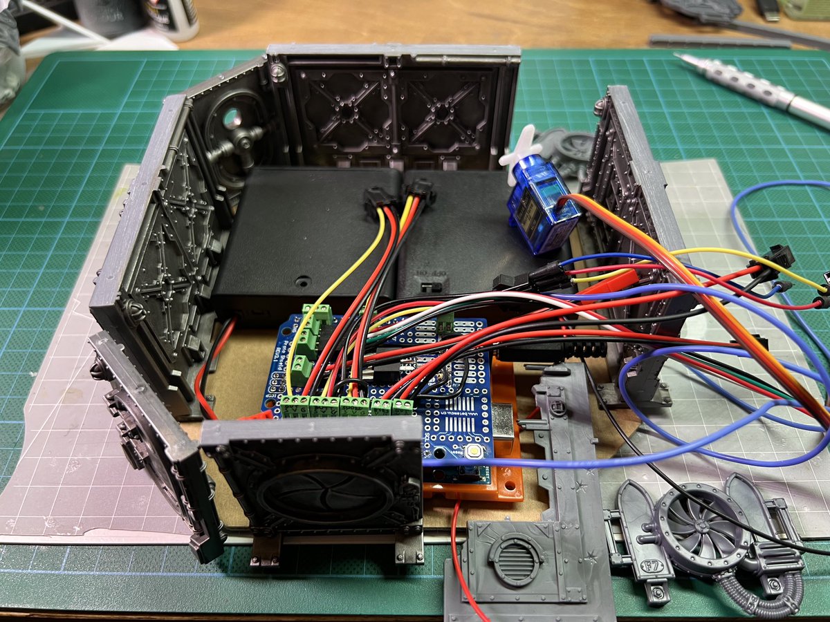 khaiell's tweet image. And my greatest invention is now complete! Animatronic Great Unclean One controlled by #Arduino, with three independent servos and an ultrasound sensor. It can be disconnected from the “server room” and played as a normal model. @warhammer @arduino