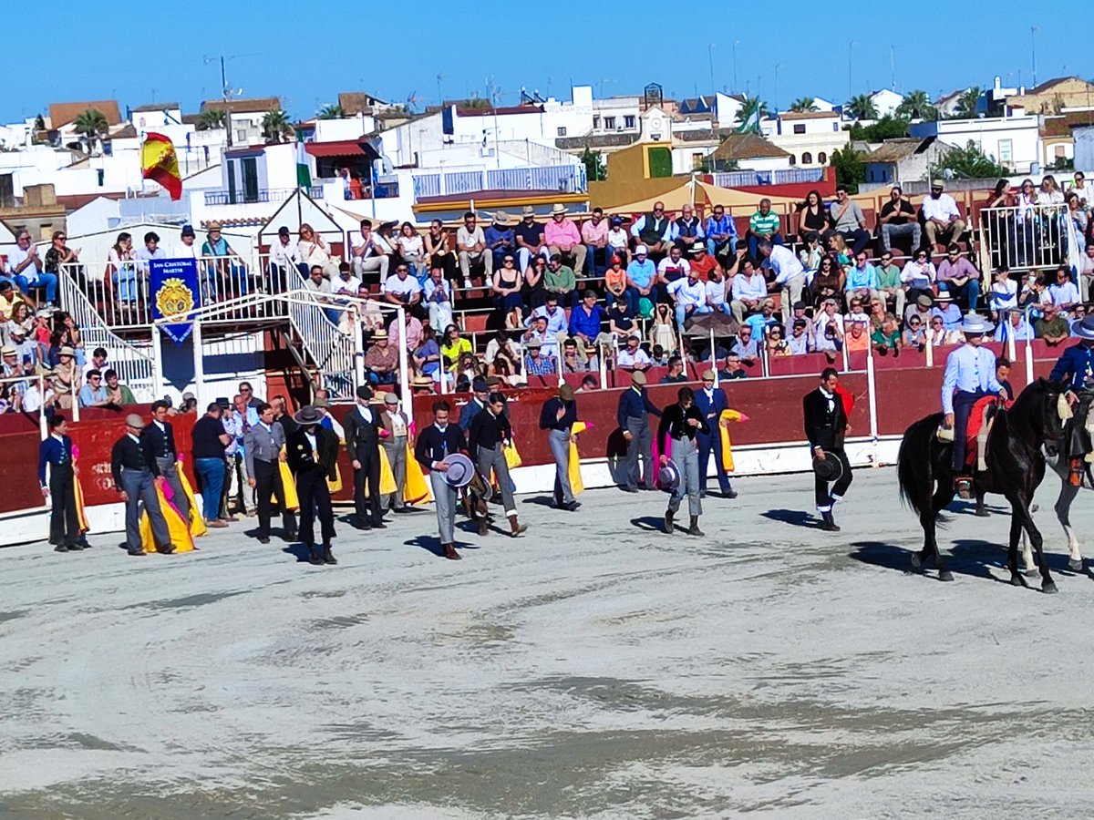 🏟️ Festival en Burguillos | Novillos de Hnos. Expósito, buenos, vuelta al 4°. Salvador Cortés, dos orejas. @alfonsolivasoto, una. @PPMoral, una. David Martín, dos y rabo. Manuel Troncoso, dos. Antolín Jiménez, dos y rabo. Lleno