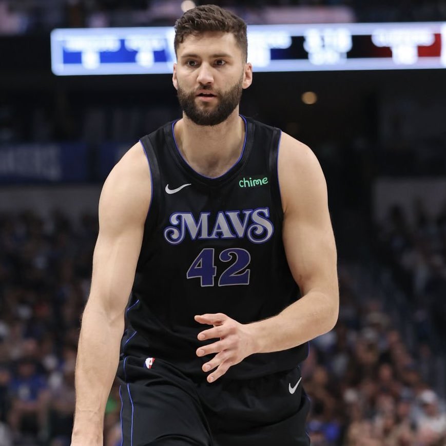 Dallas Mavericks F/C Maxi Kleber has suffered a full dislocation of the AC joint in his right shoulder, sources tell @TheAthletic @Stadium. Kleber is out for a significant period of time, if not the entire postseason. Tough loss for Mavs' frontcourt.