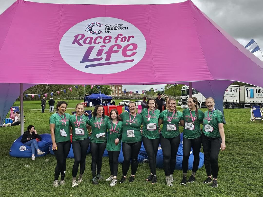 Check out these fantastic Para-mudics!🚑🙌 A team of eight Bromsgrove Paramedics & Technicians took on the Pretty Muddy run for Cancer Research today to raise funds for the charity 🏃‍♀️. The team were able to raise over £2,000 in funds - well done #TeamWMAS! 👏