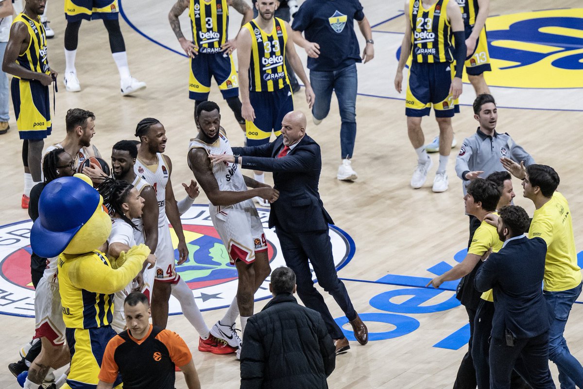 📢 Euroleague Yönetimi, Fenerbahçe Beko-Monaco maçının son anlarında yaşanan olayların ardından cezaları açıkladı! • Fenerbahçe Beko’ya sahaya yabancı madde atılması ve maç bitiminde sahaya girilmesi sebebiyle 30 bin € ceza verildi. • Jaron Blossomgame’e tribüne…